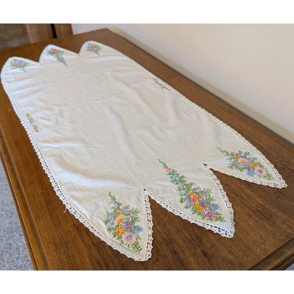 Vintage Hand Embroidered Table Dresser Runner Lace Edge Flowers 39" x 16" - Picture 1 of 8